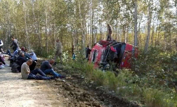 Пассажирский автобус слетел с трассы в Хабаровском крае. Видео - Sputnik Армения