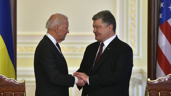 Президент Украины Петр Порошенко (справа) и вице-президент США Джо Байден перед началом совместного заявления для прессы после их встречи (16 января 2017). Киев - Sputnik Армения