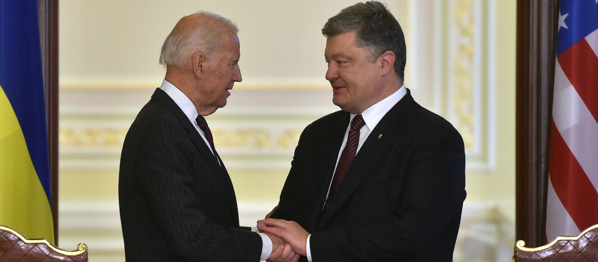 Президент Украины Петр Порошенко (справа) и вице-президент США Джо Байден перед началом совместного заявления для прессы после их встречи (16 января 2017). Киев - Sputnik Армения, 1920, 22.09.2020