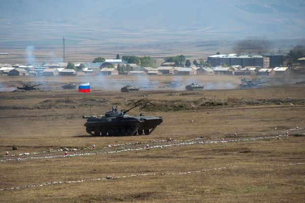 Армянские и российские военнослужащие разыгрывают боевые тактические действия в рамках стратегического командно-штабного учения «Кавказ-2020» на высокогорном полигоне «Алагяз» в Армении (24 сентября 2020). Армянские и российские военнослужащие разыгрывают боевые тактические действия в рамках стратегического командно-штабного учения «Кавказ-2020» на высокогорном полигоне «Алагяз» в Армении (24 сентября 2020). - Sputnik Армения