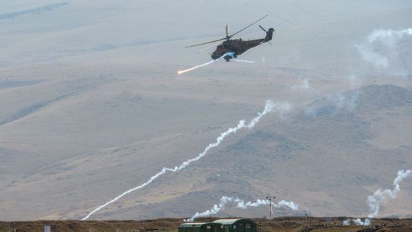 Армянские и российские военнослужащие разыгрывают боевые тактические действия в рамках стратегического командно-штабного учения «Кавказ-2020» на высокогорном полигоне «Алагяз» в Армении (24 сентября 2020). - Sputnik Արմենիա