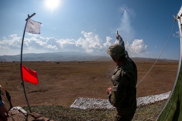 Армянские и российские военнослужащие разыгрывают боевые тактические действия в рамках стратегического командно-штабного учения «Кавказ-2020» на высокогорном полигоне «Алагяз» в Армении (24 сентября 2020). Армянские и российские военнослужащие разыгрывают боевые тактические действия в рамках стратегического командно-штабного учения «Кавказ-2020» на высокогорном полигоне «Алагяз» в Армении (24 сентября 2020). - Sputnik Армения