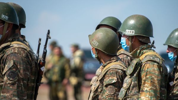 Армянские и российские военнослужащие разыгрывают боевые тактические действия в рамках стратегического командно-штабного учения «Кавказ-2020» на высокогорном полигоне «Алагяз» в Армении (24 сентября 2020). - Sputnik Армения