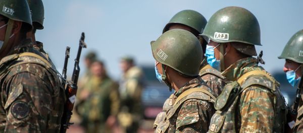 Армянские и российские военнослужащие разыгрывают боевые тактические действия в рамках стратегического командно-штабного учения «Кавказ-2020» на высокогорном полигоне «Алагяз» в Армении (24 сентября 2020). - Sputnik Армения