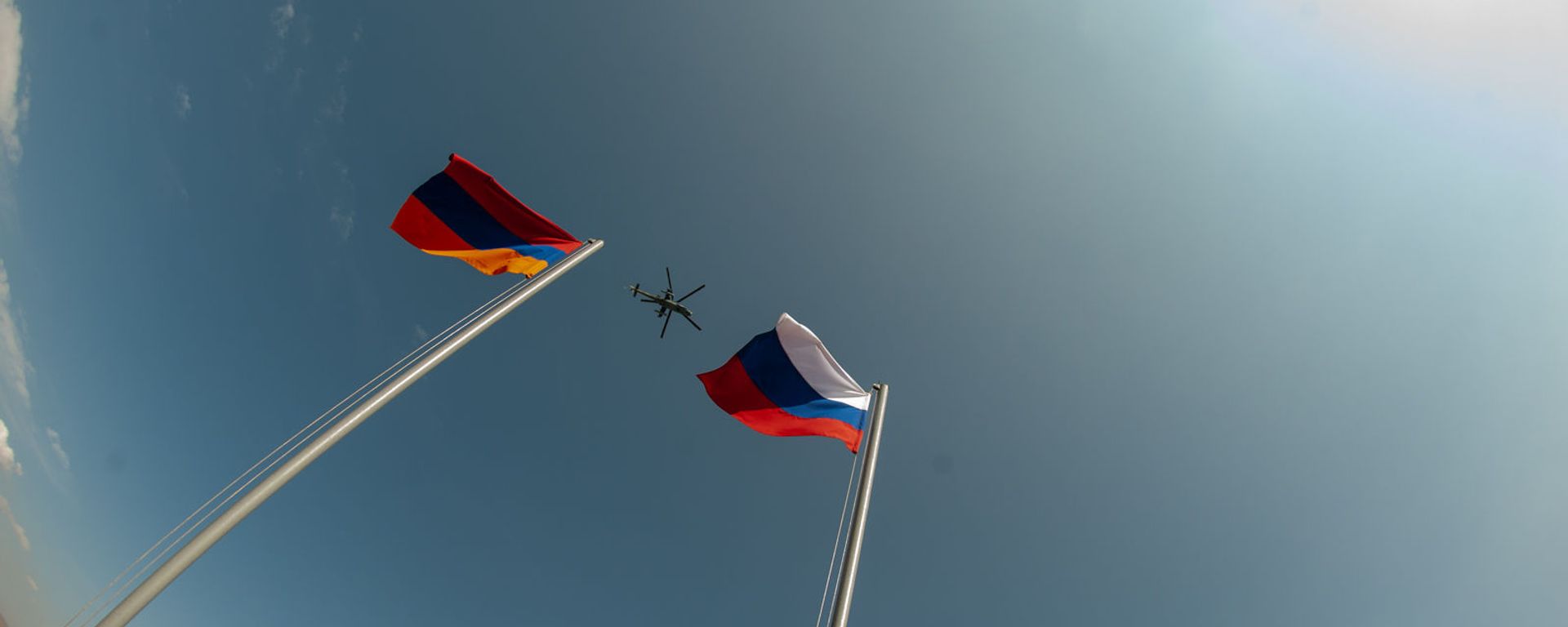 Армянские и российские военнослужащие разыгрывают боевые тактические действия в рамках стратегического командно-штабного учения «Кавказ-2020» на высокогорном полигоне «Алагяз» в Армении (24 сентября 2020). Армянские и российские военнослужащие разыгрывают боевые тактические действия в рамках стратегического командно-штабного учения «Кавказ-2020» на высокогорном полигоне «Алагяз» в Армении (24 сентября 2020). - Sputnik Армения, 1920, 19.11.2020