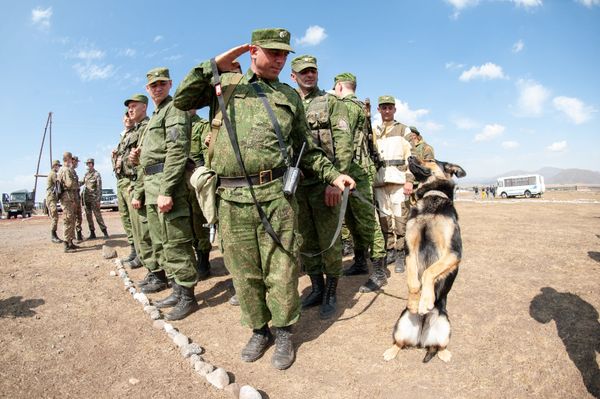 Армянские и российские военнослужащие разыгрывают боевые тактические действия в рамках стратегического командно-штабного учения «Кавказ-2020» на высокогорном полигоне «Алагяз» в Армении (24 сентября 2020). Армянские и российские военнослужащие разыгрывают боевые тактические действия в рамках стратегического командно-штабного учения «Кавказ-2020» на высокогорном полигоне «Алагяз» в Армении (24 сентября 2020). - Sputnik Армения