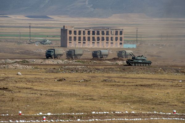 Армянские и российские военнослужащие разыгрывают боевые тактические действия в рамках стратегического командно-штабного учения «Кавказ-2020» на высокогорном полигоне «Алагяз» в Армении (24 сентября 2020). Армянские и российские военнослужащие разыгрывают боевые тактические действия в рамках стратегического командно-штабного учения «Кавказ-2020» на высокогорном полигоне «Алагяз» в Армении (24 сентября 2020). - Sputnik Армения
