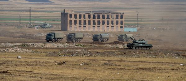 Армянские и российские военнослужащие разыгрывают боевые тактические действия в рамках стратегического командно-штабного учения «Кавказ-2020» на высокогорном полигоне «Алагяз» в Армении (24 сентября 2020). Армянские и российские военнослужащие разыгрывают боевые тактические действия в рамках стратегического командно-штабного учения «Кавказ-2020» на высокогорном полигоне «Алагяз» в Армении (24 сентября 2020). - Sputnik Армения
