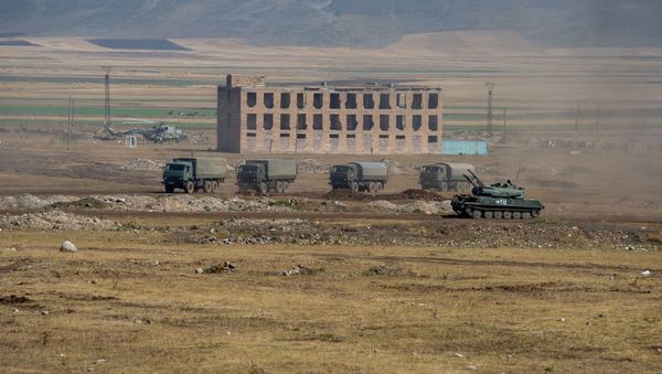 Армянские и российские военнослужащие разыгрывают боевые тактические действия в рамках стратегического командно-штабного учения «Кавказ-2020» на высокогорном полигоне «Алагяз» в Армении (24 сентября 2020). - Sputnik Армения