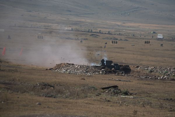 Армянские и российские военнослужащие разыгрывают боевые тактические действия в рамках стратегического командно-штабного учения «Кавказ-2020» на высокогорном полигоне «Алагяз» в Армении (24 сентября 2020). Армянские и российские военнослужащие разыгрывают боевые тактические действия в рамках стратегического командно-штабного учения «Кавказ-2020» на высокогорном полигоне «Алагяз» в Армении (24 сентября 2020). - Sputnik Армения