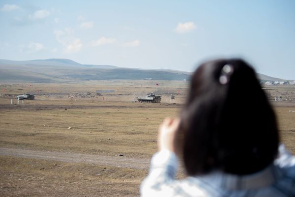 Армянские и российские военнослужащие разыгрывают боевые тактические действия в рамках стратегического командно-штабного учения «Кавказ-2020» на высокогорном полигоне «Алагяз» в Армении (24 сентября 2020). Армянские и российские военнослужащие разыгрывают боевые тактические действия в рамках стратегического командно-штабного учения «Кавказ-2020» на высокогорном полигоне «Алагяз» в Армении (24 сентября 2020). - Sputnik Армения