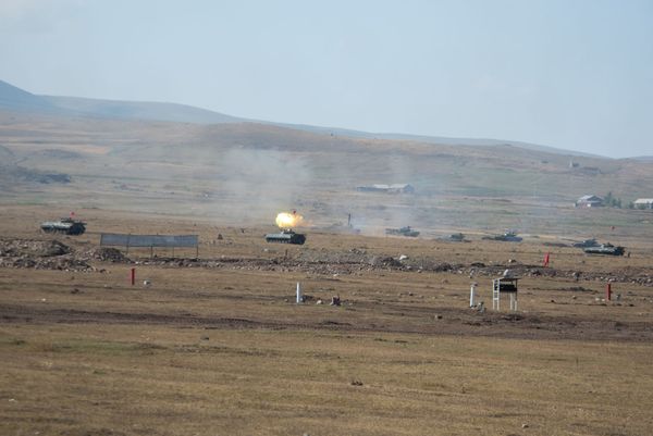 Армянские и российские военнослужащие разыгрывают боевые тактические действия в рамках стратегического командно-штабного учения «Кавказ-2020» на высокогорном полигоне «Алагяз» в Армении (24 сентября 2020). Армянские и российские военнослужащие разыгрывают боевые тактические действия в рамках стратегического командно-штабного учения «Кавказ-2020» на высокогорном полигоне «Алагяз» в Армении (24 сентября 2020). - Sputnik Армения