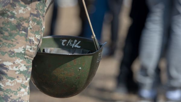 Военный с каской - Sputnik Армения