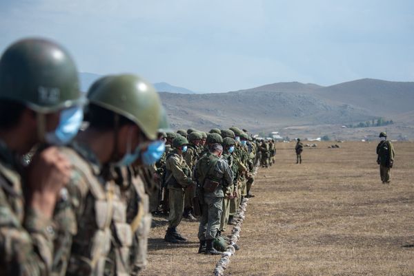 Армянские и российские военнослужащие разыгрывают боевые тактические действия в рамках стратегического командно-штабного учения «Кавказ-2020» на высокогорном полигоне «Алагяз» в Армении (24 сентября 2020). Армянские и российские военнослужащие разыгрывают боевые тактические действия в рамках стратегического командно-штабного учения «Кавказ-2020» на высокогорном полигоне «Алагяз» в Армении (24 сентября 2020). - Sputnik Армения