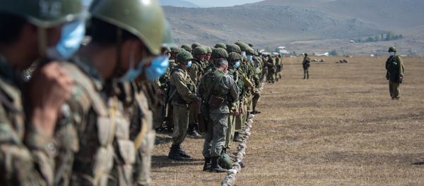 Армянские и российские военнослужащие разыгрывают боевые тактические действия в рамках стратегического командно-штабного учения «Кавказ-2020» на высокогорном полигоне «Алагяз» в Армении (24 сентября 2020). - Sputnik Արմենիա