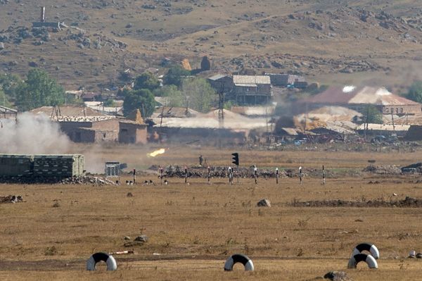 Армянские и российские военнослужащие разыгрывают боевые тактические действия в рамках стратегического командно-штабного учения «Кавказ-2020» на высокогорном полигоне «Алагяз» в Армении (24 сентября 2020). Армянские и российские военнослужащие разыгрывают боевые тактические действия в рамках стратегического командно-штабного учения «Кавказ-2020» на высокогорном полигоне «Алагяз» в Армении (24 сентября 2020). - Sputnik Армения