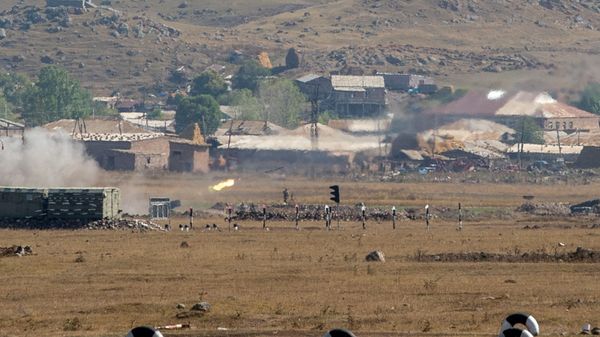 Армянские и российские военнослужащие разыгрывают боевые тактические действия в рамках стратегического командно-штабного учения «Кавказ-2020» на высокогорном полигоне «Алагяз» в Армении (24 сентября 2020). - Sputnik Армения