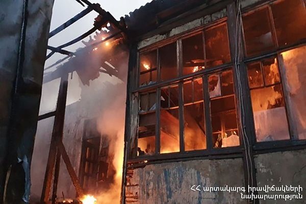 Пожар в жилом доме в армянском селе: сгорело 10 квартир – видео Пожар в жилом доме в армянском селе: сгорело 10 квартир – видео - Sputnik Армения