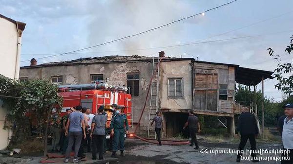 Крупный пожар в жилом доме: глава МЧС Армении прибыл на место происшествия - Sputnik Армения