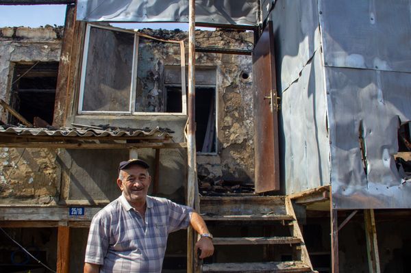 «Բալես, ո՞ւր գնանք, տուն չունենք». Պտղունքում հրդեհի հետևանքով 14 ընտանիք անօթևան մնացին «Բալես, ո՞ւր գնանք, տուն չունենք». Պտղունքում հրդեհի հետևանքով 14 ընտանիք անօթևան մնացին - Sputnik Արմենիա
