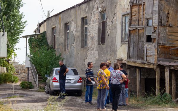 Жители села Птхунк у сгоревших из-за пожара домов в селе (25 сентября 2020). Армавир - Sputnik Армения