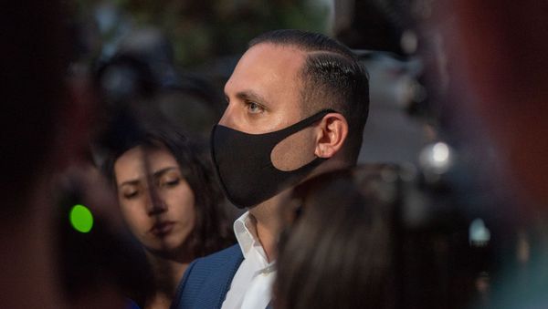 Адвокат Ерем Саркисян у зала суда, где проходило слушание по делу Гагика Царукяна (25 сентября 2020). Еревaн - Sputnik Արմենիա