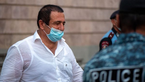 Гагик Царукян выходит из зала суда, где проходило слушание по его делу (25 сентября 2020). Еревaн - Sputnik Армения