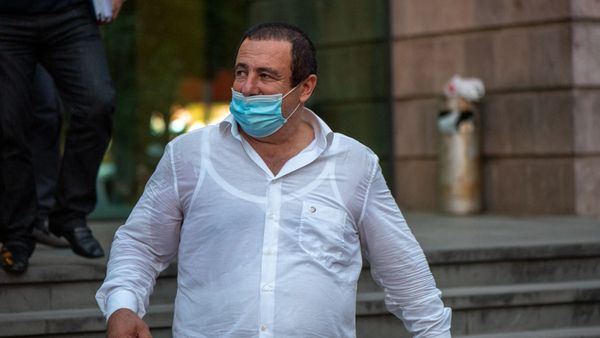 Гагик Царукян выходит из зала суда, где проходило слушание по его делу (25 сентября 2020). Еревaн - Sputnik Армения