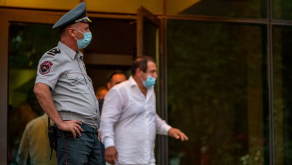 Гагик Царукян выходит из зала суда, где проходило слушание по его делу (25 сентября 2020). Еревaн - Sputnik Армения