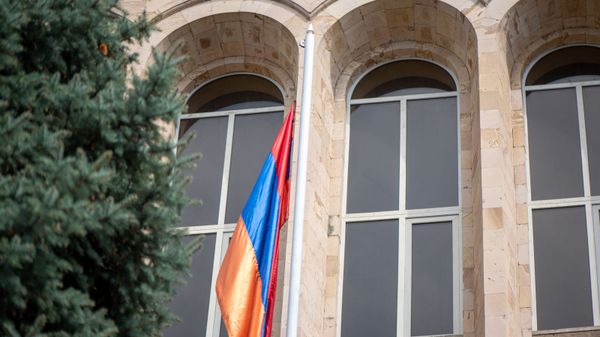 Флаг у здания Конституционного суда Армении - Sputnik Армения