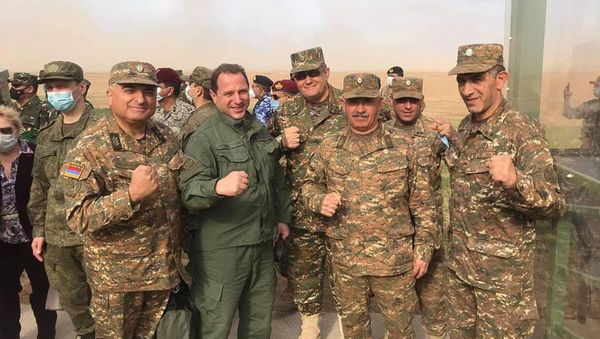 Армянская делегация во главе с министром обороны Давидом Тонояном на завершении учений Кавказ-2020 (25 сентября 2020). Полигон Капустин Яр - Sputnik Արմենիա