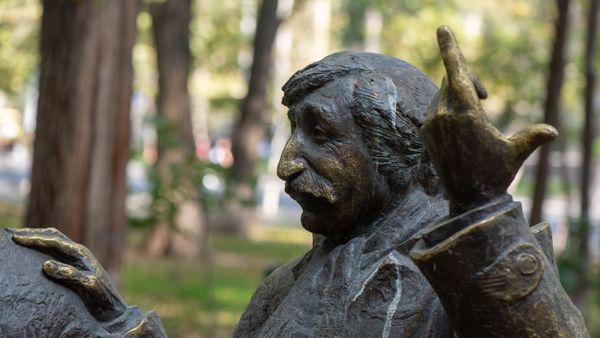Памятник герою Фрунзика Мкртчяна Сурену в скульптурной группе героев фильма Мужчины скульптора Давида Минасяна в Ереване - Sputnik Արմենիա