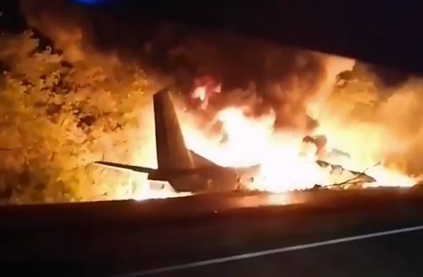 Горящий военный самолет Ан-26 после крушения в городе Чугуев недалеко от Харькова (25 сентября 2020). Украина - Sputnik Армения