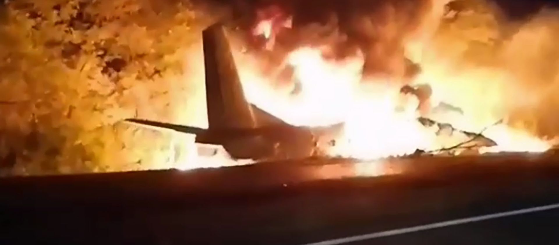 Горящий военный самолет Ан-26 после крушения в городе Чугуев недалеко от Харькова (25 сентября 2020). Украина - Sputnik Արմենիա, 1920, 24.01.2021
