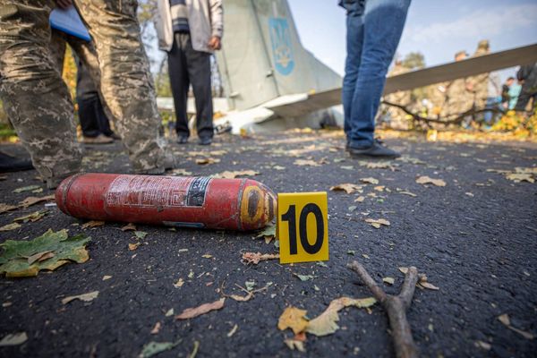 Следователи работают на месте крушения украинского военного самолета Антонов Ан-26 под Чугуевым (26 сентября 2020). Украина - Sputnik Армения