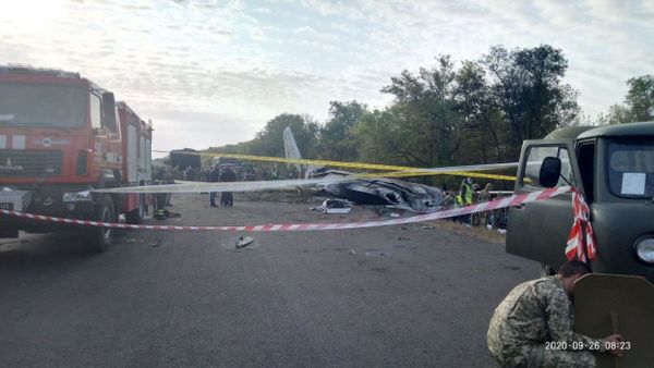 Следователи работают на месте крушения украинского военного самолета Антонов Ан-26 под Чугуевым (26 сентября 2020). Украина - Sputnik Армения
