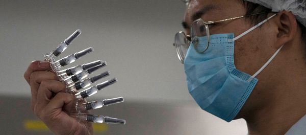 Сотрудник вручную проверяет шприцы с вакциной SARS CoV-2 от COVID-19, производимые SinoVac на ее заводе (24 сентября 2020). Пекин - Sputnik Արմենիա