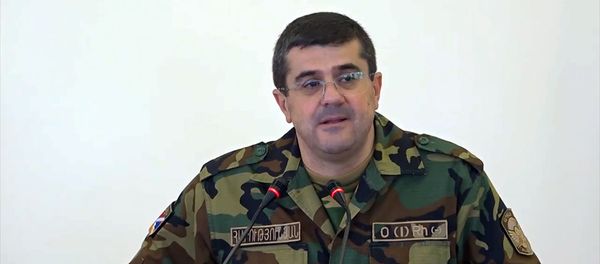 Президент Карабаха Араик Арутюнян выступает с речью в НС Карабаха (27 сентября 2020). Степанакерт - Sputnik Արմենիա