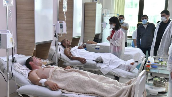 Супруги лидеров Армении и Карабаха Анна Акопян и Кристина Арутюнян навестили раненных в республиканской больнице Карабаха (27 сентября 2020). Степанакерт Супруги лидеров Армении и Карабаха Анна Акопян и Кристина Арутюнян навестили раненных в республиканской больнице Карабаха (27 сентября 2020). Степанакерт - Sputnik Армения