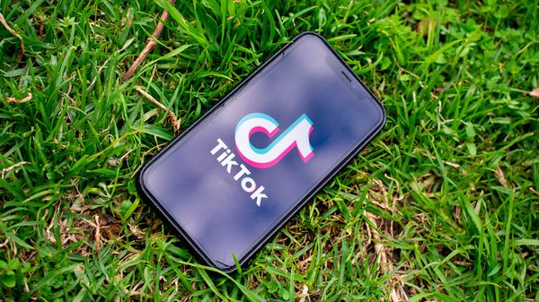 Смартфон с логотипом TikTok - Sputnik Армения