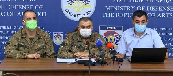 Заместитель командующего Армией Обороны Артур Саркисян во время брифинга Единого информационного центра (27 сентября 2020). Степанакерт - Sputnik Армения