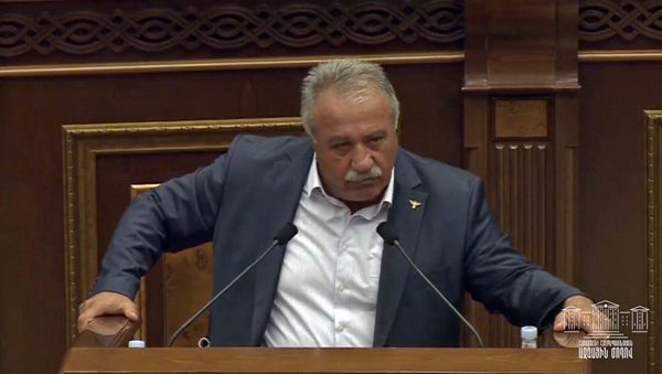 Речь депутата от фракции Мой шаг Сасун Микаелян на специальном заседании парламента Армении (27 сентября 2020). Еревaн - Sputnik Армения