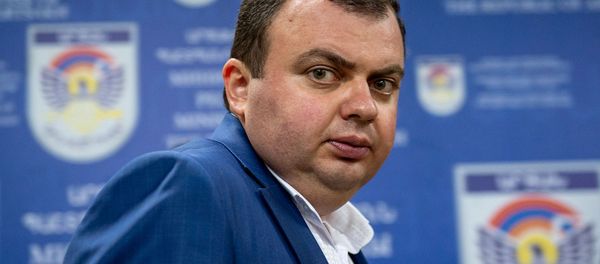 Начальник управления информации аппарата президента Карабаха Ваграм Погосян в пресс-центре Единого информационного центра (27 сентября 2020). Степанакерт - Sputnik Армения