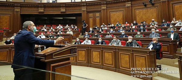 Депутаты слушают речь премьер-министра Никола Пашиняна на специальном заседании парламента Армении (27 сентября 2020). Еревaн - Sputnik Արմենիա