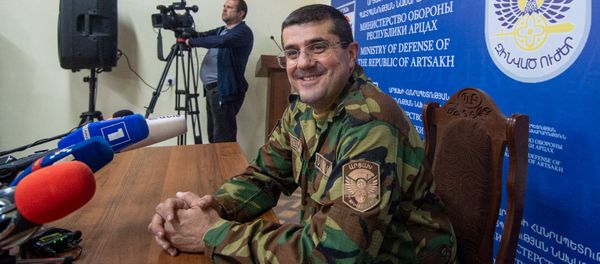 Президент Карабаха Араик Арутюнян перед началом брифинга в Едином информационном центре (27 сентября 2020). Степанакерт - Sputnik Армения