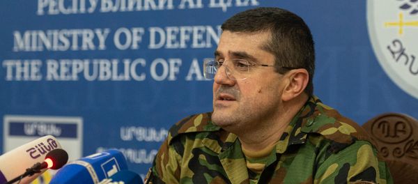 Президент Карабаха Араик Арутюнян во время брифинга в Едином информационном центре (27 сентября 2020). Степанакерт - Sputnik Армения