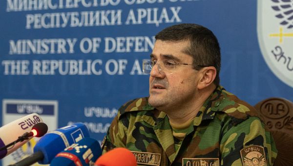 Президент Карабаха Араик Арутюнян во время брифинга в Едином информационном центре (27 сентября 2020). Степанакерт - Sputnik Армения