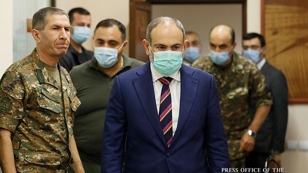 Премьер-министр Никол Пашинян встретился с руководством Генштаба ВС РА во главе с начальником Оником Гаспаряном и замминистром обороны Габриелом Балаяном (27 сентября 2020). Еревaн - Sputnik Армения
