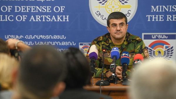 Президент Карабаха Араик Арутюнян во время брифинга в Едином информационном центре (27 сентября 2020). Степанакерт - Sputnik Армения