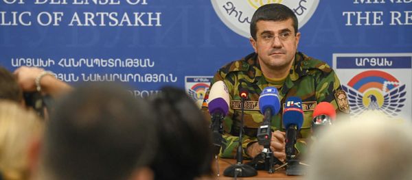 Президент Карабаха Араик Арутюнян во время брифинга в Едином информационном центре (27 сентября 2020). Степанакерт Президент Карабаха Араик Арутюнян во время брифинга в Едином информационном центре (27 сентября 2020). Степанакерт - Sputnik Արմենիա